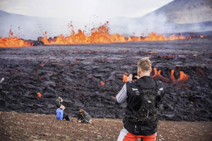 冰島火山噴發引圍觀