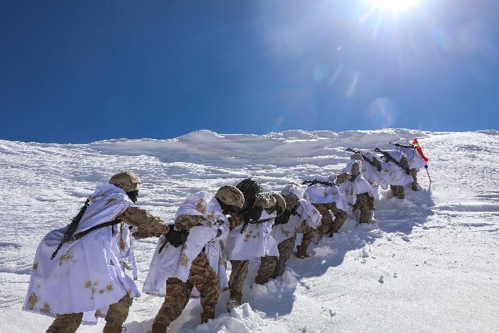 西藏阿里軍分區官兵邊防線上踏雪巡邏