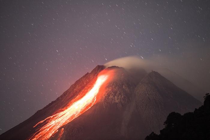 印尼默拉皮火山噴發