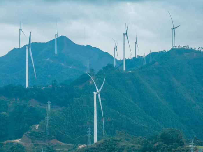 航拍廣西高山之巔風力發電場