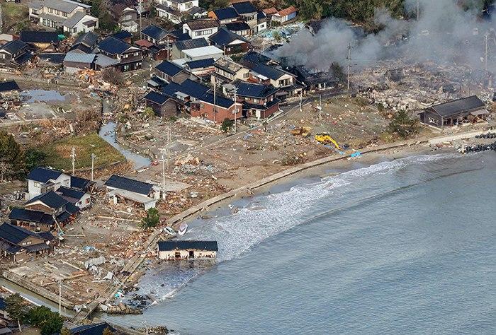 航拍日本地震核心災區 有房屋卷入海中