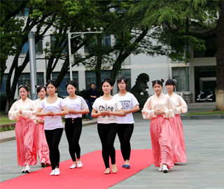 武漢女大學生著漢服演示傳統“及笄禮”